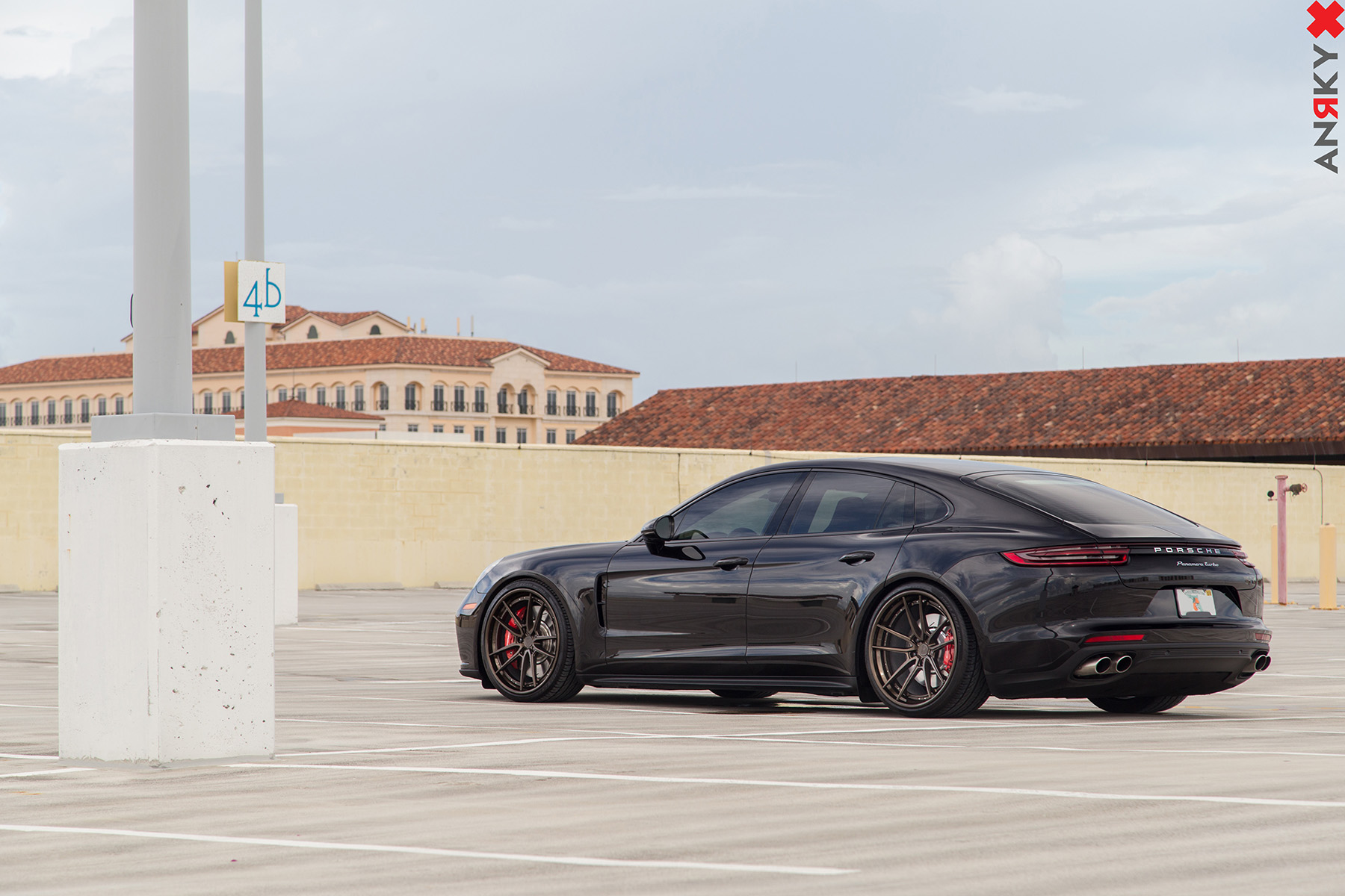 Satin Bronze Center | Gloss Bronze Lip | 50/50 Hardware | 22"